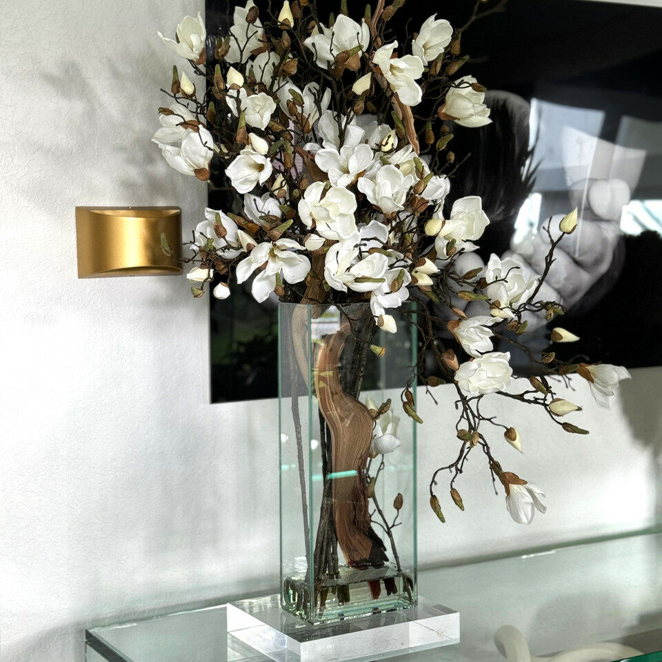 white magnolias in 20″ tall casa moderna